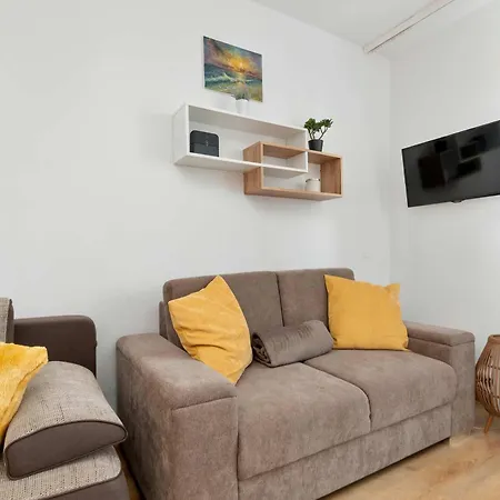 Cozy With A View Of The Forest And The Sea In By Renters Apartament Gdynia